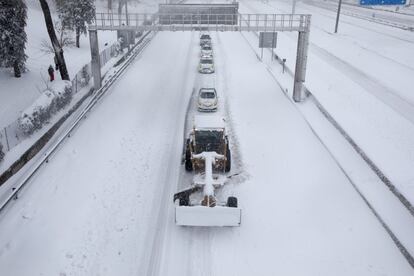 Un maquina quitanieves despeja un carril de la M-30 de Madrid este sábado.