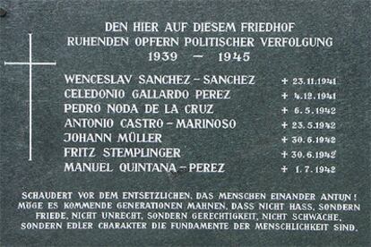 Lapida del cementerio de Bretstein (Austria) con los nombres de cinco republicanos muertos en este campo de exterminio nazi.