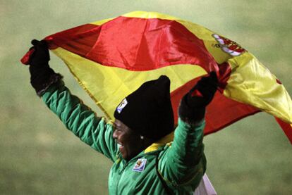 Un aficionado sudafricano con una bandera española.
