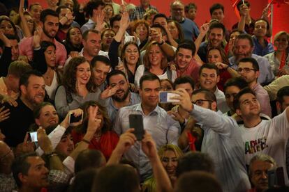 Pedro Sánchez (c) at a campaign rally in Seville on Thursday evening.