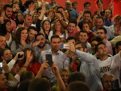 Pedro Sánchez (c) at a campaign rally in Seville on Thursday evening.