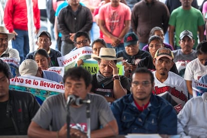 Pais de desaparecidos de Iguala, na quinta-feira na Cidade do México.