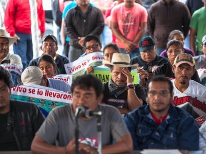 Pais de desaparecidos de Iguala, na quinta-feira na Cidade do México.