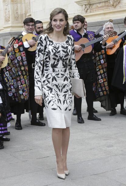 En 2017, la reina Letizia optó por este vestido/abrigo de Felipe Varela con bordados en negro sobre blanco. Un modelo que ya había llevado meses antes, en octubre de 2016, y que creó cierta polémica al ser muy similar a otro creado por la firma Oscar de la Renta para su colección de verano de 2011.