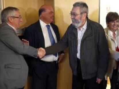 Los secretarios generales de CCOO, Ignacio Fernández Toxo (i), y de UGT, Cándido Méndez (2d), se saludan en el Congreso de los Diputados. EFE/Archivo
