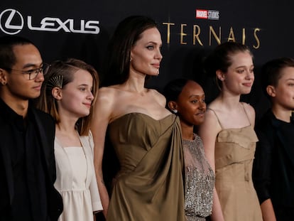 Angelina Jolie, en el centro, junto a sus hijos, desde la izquierda, Maddox, Vivienne, Zahara, Shiloh and Knox, en la presentación de 'Eternals', en Los Ángeles, este lunes.