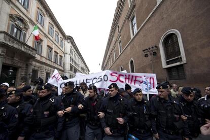 Efectivos de la policía italiana vigilan durante la protesta convocada por seguidores del ex primer ministro italiano Silvio Berlusconi, frente a su domicilio del palacio Grazioli, en Roma, Italia, el 27 de noviembre del 2013.