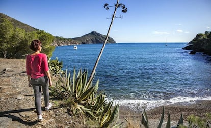 Camino de ronda en cala Montjoi, en el cabo de Creus (Girona).