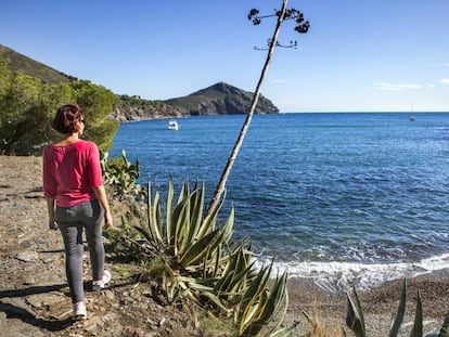 Camino de ronda en cala Montjoi, en el cabo de Creus (Girona).