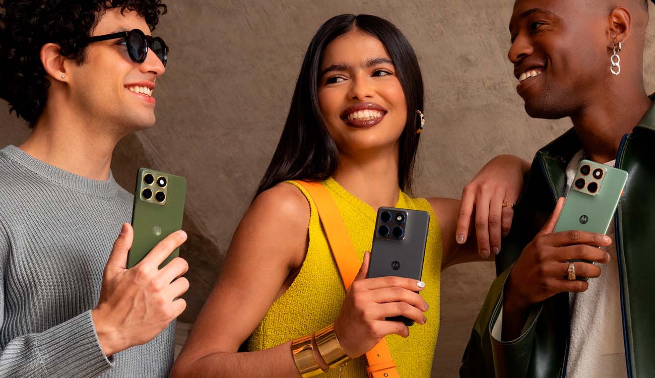 Chicos utilizando el Motorola Edge 70