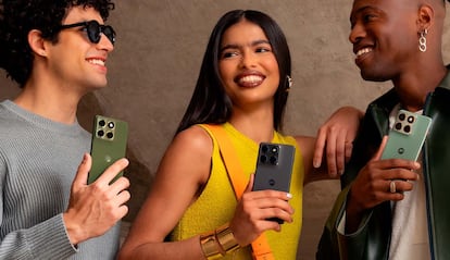 Chicos dando uso al nuevo móvil Motorola Edge 70