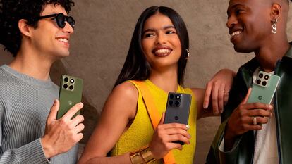 Chicos dando uso al nuevo móvil Motorola Edge 70