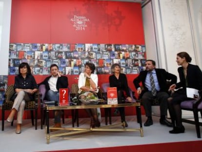 De izquierda a derecha: Montserrat Dom&iacute;nguez, Laura Restrepo, Ignacio Mart&iacute;nez de Pis&oacute;n, Nelleke Geel, Ana Ca&ntilde;ellas, Sergio Vila-Sanju&aacute;n y Pilar Reyes.