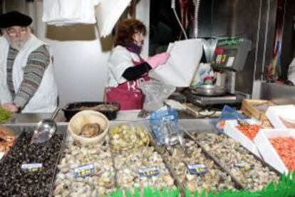 Un puesto de mariscos en el mercado de abastos de Bilbao. EFE/Archivo