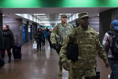 Miembros del ejército estadounidense permanecen en la terminal de autobuses tras la explosión.