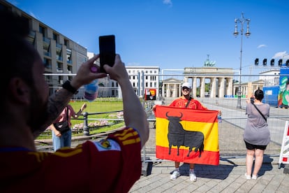 Un seguidor de la selección española se hace una foto junto a la Puerta de Brandeburgo en Berlín, este domingo. 