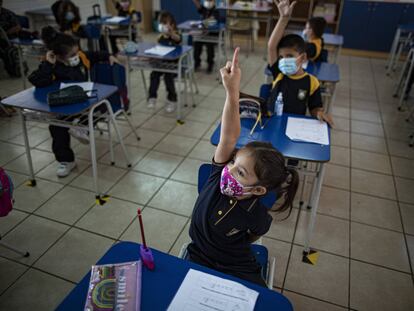 Estudiantes asisten al regreso a clases presenciales en medio de la pandemia en Santiago, Chile, el lunes 1 de marzo de 2021.