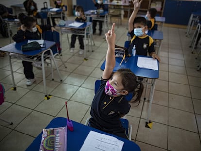 Estudiantes asisten al regreso a clases presenciales en medio de la pandemia en Santiago, Chile, el lunes 1 de marzo de 2021.