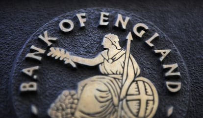 Logotipo del Banco de Inglaterra en su sede en Londres. 