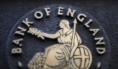 Logotipo del Banco de Inglaterra en su sede en Londres.