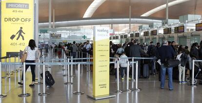 Decenas de pasajeros ante los puestos de facturación de Vueling.