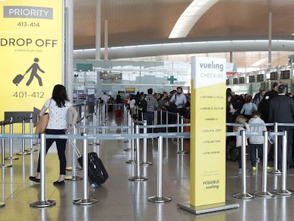 Decenas de pasajeros ante los puestos de facturación de Vueling.