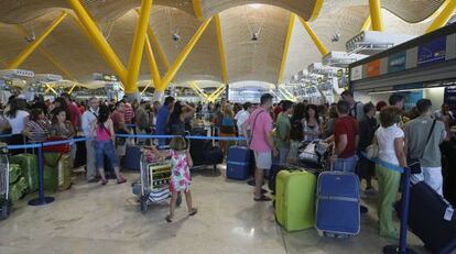 Turistas en el aeropuerto de Barajas en Madrid