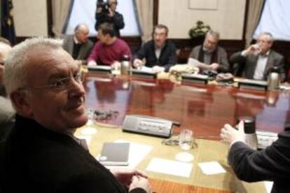 El coordinador  federal de Izquierda Unida, Cayo Lara, durante la reunión que ha mantenido con los secretarios generales de CCOO, Ignacio Fernández Toxo  y de UGT, Cándido Méndez en el Congreso de los Diputados para analizar las propuestas de ambos sindicatos a fin de promover el crecimiento, el empleo y la cohesión social ante la crisis.