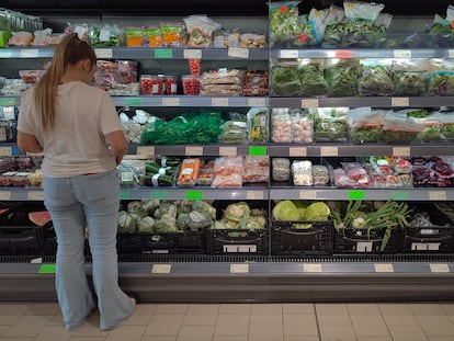 Una mujer mira los precios de los alimentos en un supermercado de Sevilla el pasado mayo.