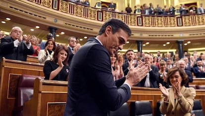 Pedro Sánchez, aplaudido por los parlamentarios socialistas, este martes en el Congreso.