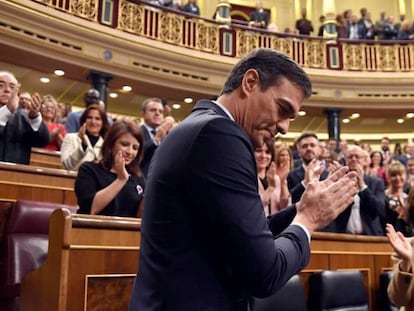 Pedro Sánchez, aplaudido por los parlamentarios socialistas, este martes en el Congreso. 