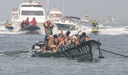 La embarcación de Kaiku llega victoriosa en la regata de La Concha.