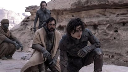 Javier Bardem (l) and Timothée Chalamet (r) in a scene from 'Dune'.