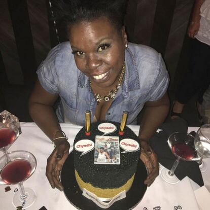 La comediante Leslie Jones celebró su cumpleaños con una tarta elaborada especialmente para ella por el chef Jeff Catering. El pastel de chocolate incluía una foto de la estrella de 'Caza fantasmas' en la portada de la revista Rolling y el texto: "Feliz cumpleaños Les Dogggg", en referencia a los mensajes que ella suele compartir en sus redes sociales. 
