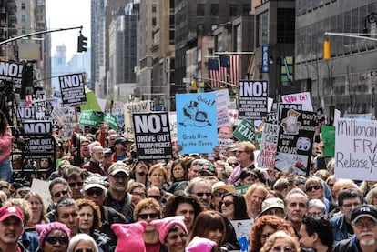 Concentración en Nueva York para pedir a Trump que publique sus declaraciones de impuestos.