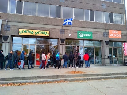 Filas na porta de um dos estabelecimentos da SQDC de Montreal, onde se vende maconha para uso recreativo