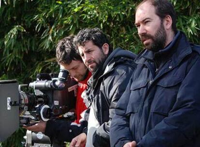 Jaime Rosales (a la derecha), el pasado febrero, durante el rodaje de su última película. <i>Tiro en la cabeza</i>.