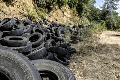 Més de 2.000 pneumàtics abandonats en un anitc Karting de Tossa de Mar. 