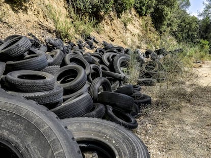 Més de 2.000 pneumàtics abandonats en un anitc Karting de Tossa de Mar.