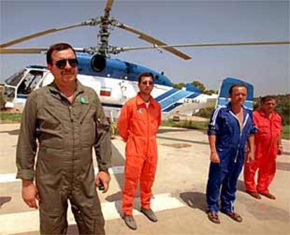 Tripulantes y técnicos del helicóptero soviético utilizado en el incendio de Cazorla, junto a la aeronave.