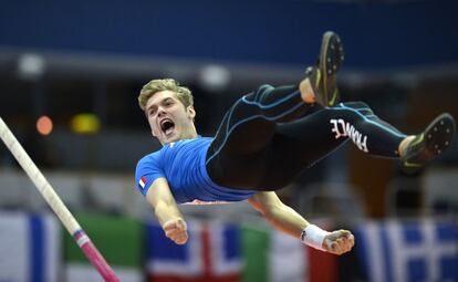 El francés Kevin Mayer supera el listón en la prueba de salto con pértiga del heptatlon de los Europeos de pista cubierta de Gotemburgo