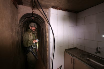Un soldado ilumina en una habitación que contiene un lavabo dentro de un túnel debajo del hospital Al Shifa, durante una visita organizada y revisada por Israel.