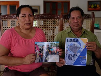 Fátima y Wilfredo Suazo, hermana y padre del preso Yubrank Suazo, en su casa. 