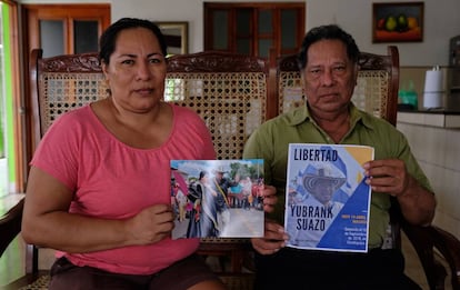 Fátima y Wilfredo Suazo, hermana y padre del preso Yubrank Suazo, en su casa. 