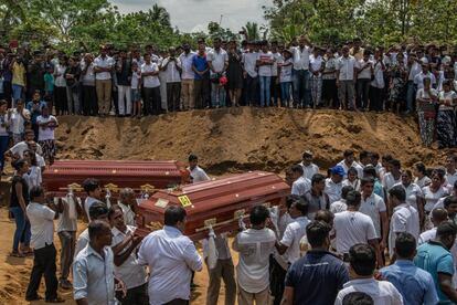 Decenas de personas, en un funeral en Negombo, este martes.