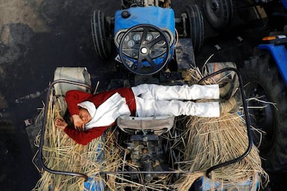 Un niño duerme en un tractor en Delhi-Uttar Pradesh (India).