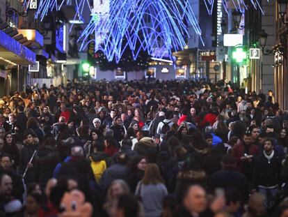 Aglomeraci&oacute;n de personas en la calle de preciados el pasado diciembre.