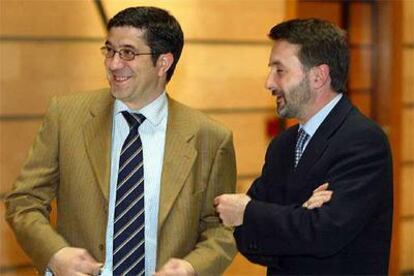 El líder del PSE, Patxi López, junto al presidente del PNV, Josu Jon Imaz, durante una reunión.