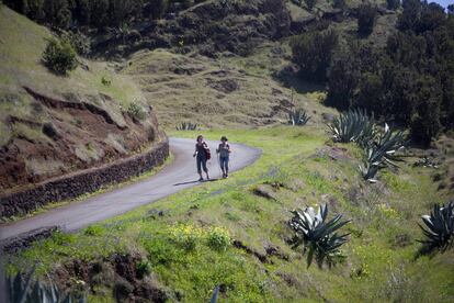 Dos personas pasean en la isla canaria de El Hierro.