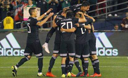 El equipo mexicano celebra el triunfo. 